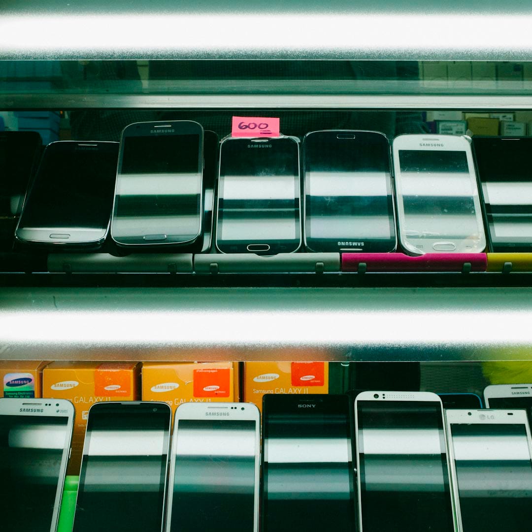 三樓另一側的 My Phone PTI 是環球大廈生意最興旺的手機店。店長 Khan Waqas 是在巴基斯坦出生的菲律賓人，幾年前進入環球大廈。針對菲傭的手機價格便宜，從300元到3000元都有，日韓品牌較多，最特別的是，可以無抵押、不須擔保人，在半年內分期付款。一款二手的韓國智能手機是店裡最熱銷的產品。