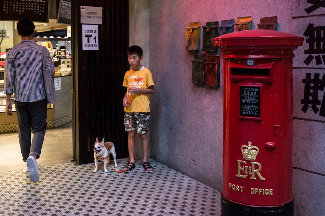 新市镇东涌没有政府的食环街市,又缺乏售卖鲜肉蔬果的地舖,逸东邨居民选择少,日常只能于粉饰成旧香港的街市𥚃买𩠌。