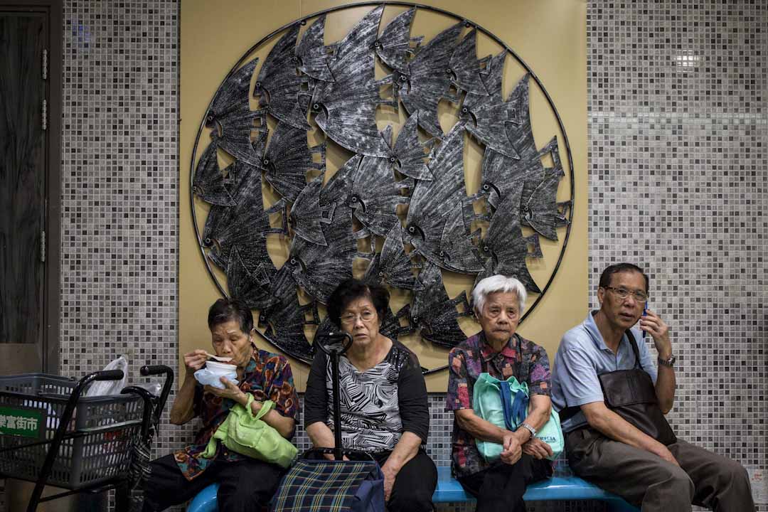 老人家在领展乐富街市内休息乘凉,那里曾被“升级”成豪华街市。