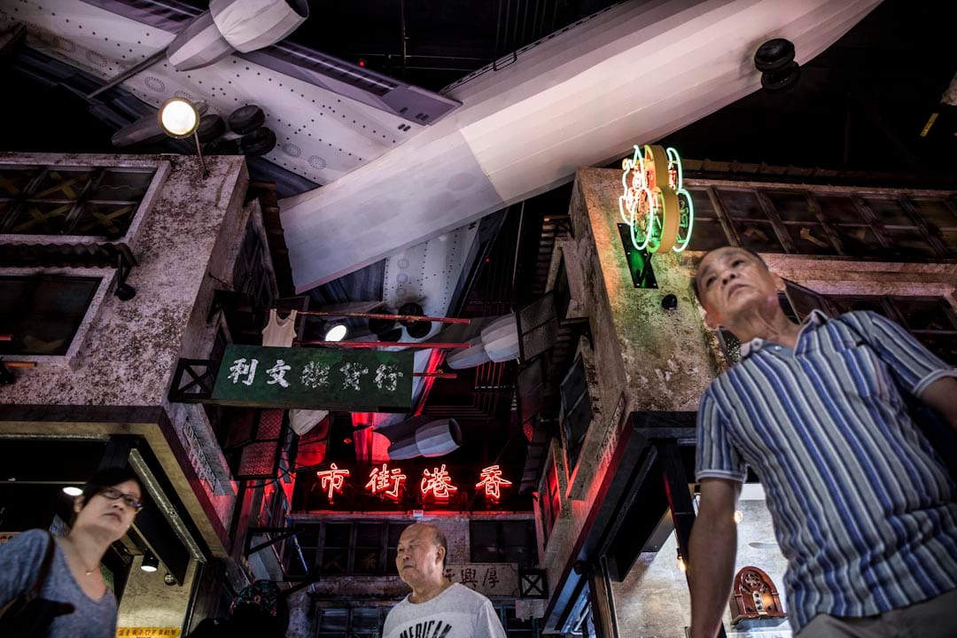 逸东邨街市像 厂景,一架飞机模型悬挂在天花板,模仿昔日九龙城唐楼的奇观。