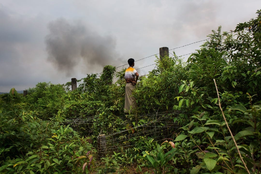 2017年9月4日，一名罗兴亚人在孟加拉边境的一道铁丝网围栏前远观缅甸。