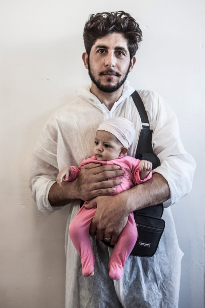 27岁来自叙利亚的 Khalid Aljabawe 和儿子从一艘载有341人的船被救起。