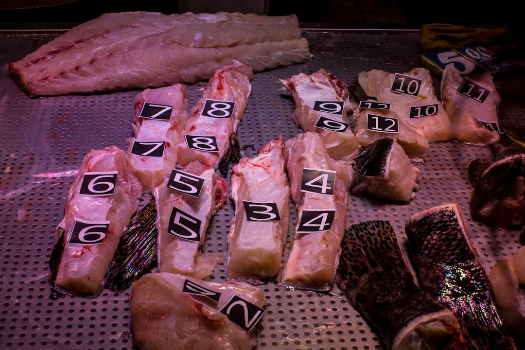 生㓥的鱼肉贴上号码,供客人选购。