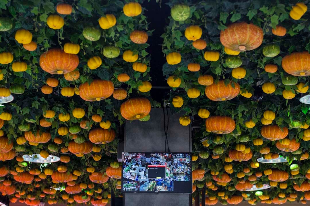 由建华管理的隆亨街市,天花板挂满各式疏果,店舖装有闭路电视。