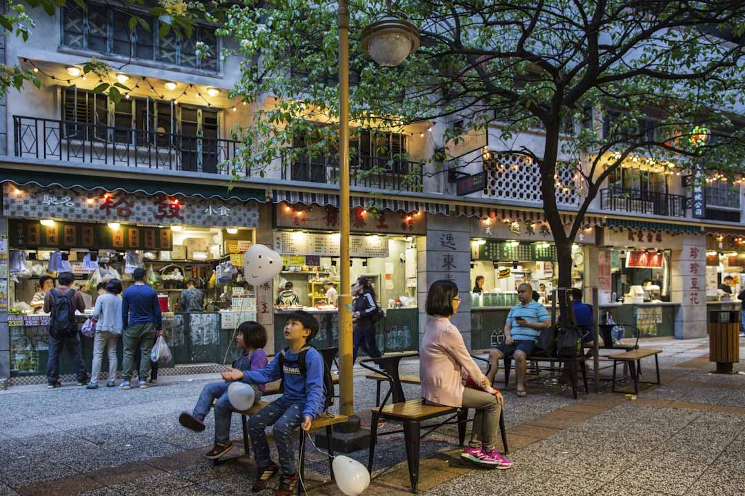 逸东街市外有各式小食,装饰成古旧的街坊小店。