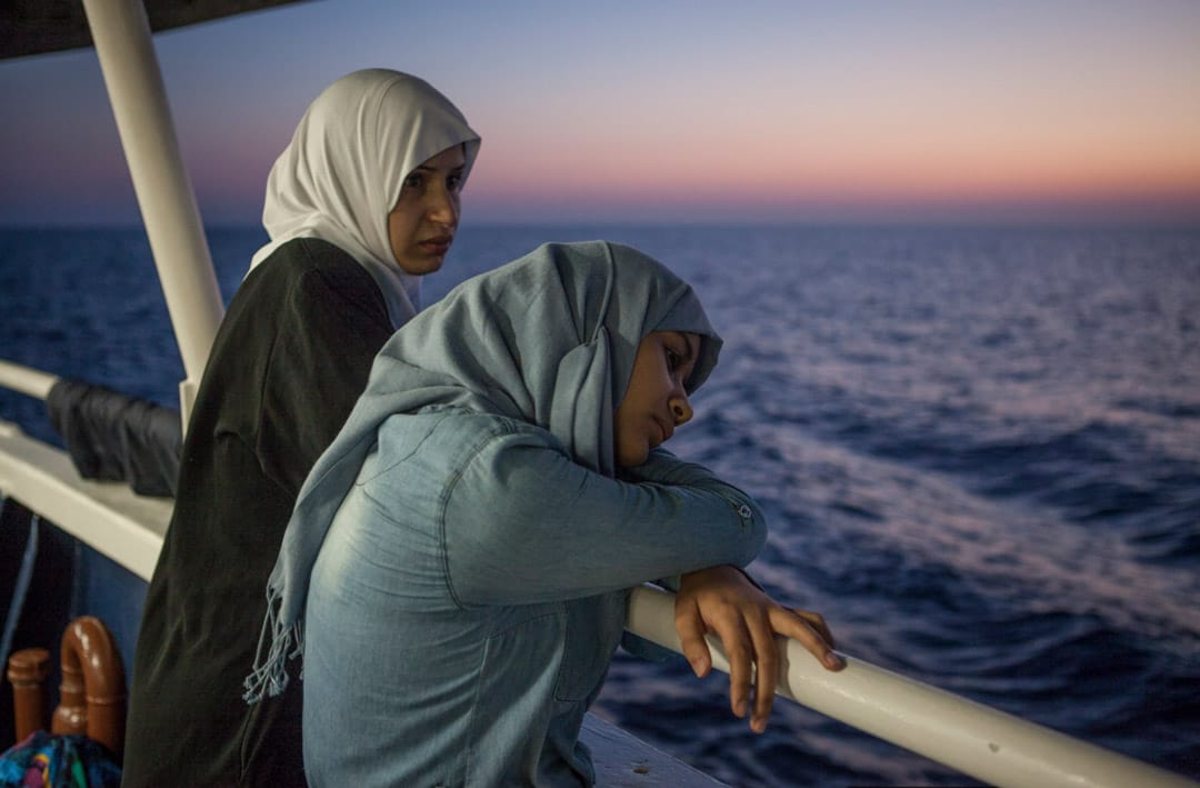 巴勒斯坦裔叙利亚理发师 Rosa Gai 和叙利亚学生 Enas Darwich 被移民海上援助站 (MOAS) 的救援队从一艘在利比亚海域,载有414名移民的船上救起,并登上救援队的救生船“凤凰号”。