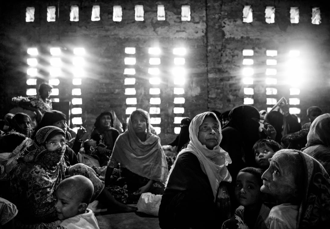 2017年9月22日,罗兴亚难民在越过缅孟边境的纳夫河,到达孟加拉科克斯巴扎尔县后,在县里的一所伊斯兰教学校稍作休息。