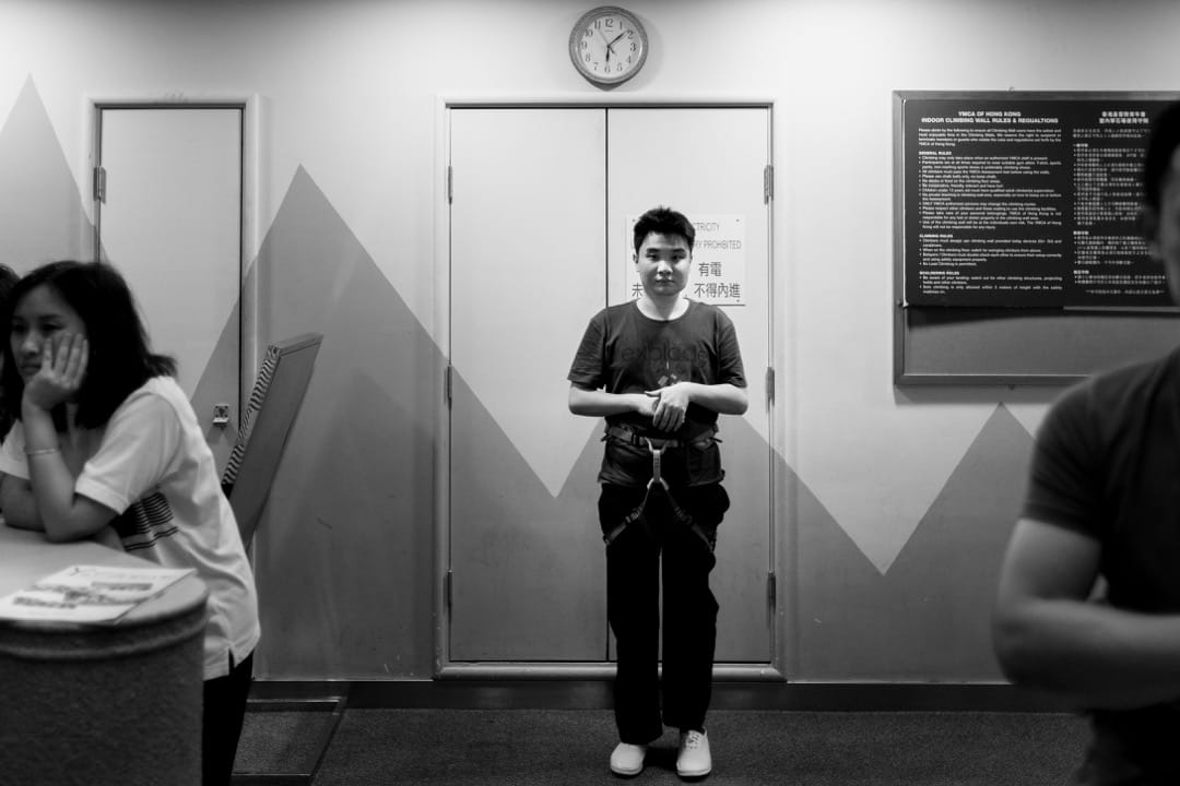 浩禮學了一年多的攀石,這天他在上堂期間忽然高聲唱起粵曲來,這些行為其實不時發生,教練怕這會影響到其他學員,所以把他帶到攀石場外,讓他先冷靜下來才繼續上課。