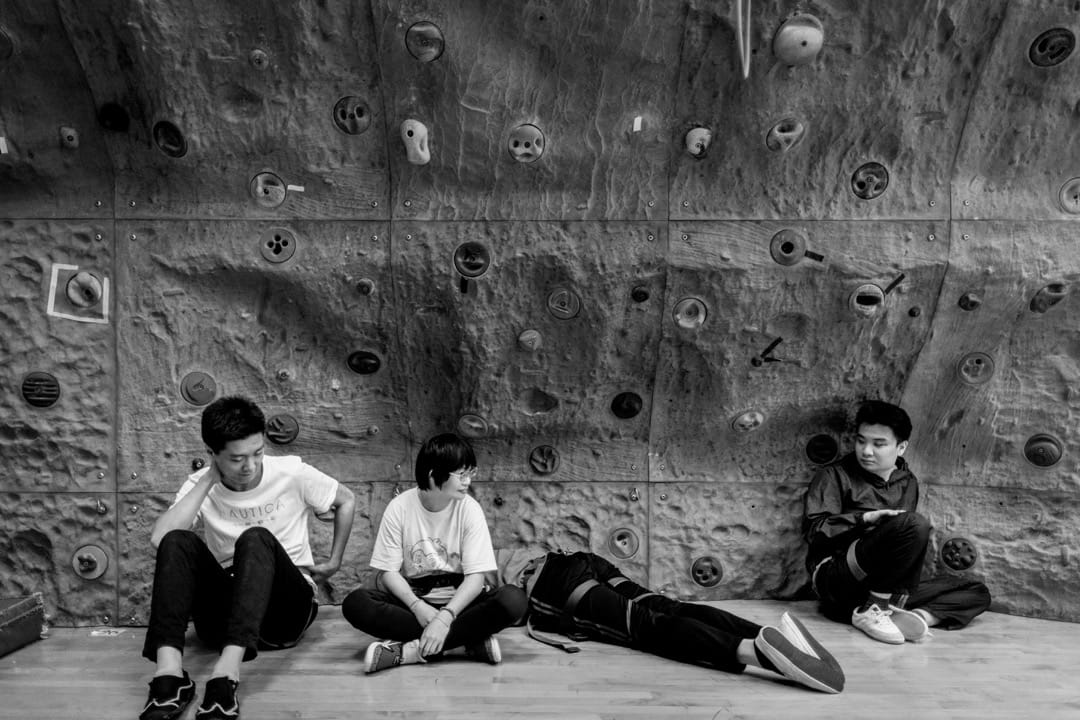 (左至右) 鈞庭、曉彤、趴在地上威明和浩禮都自覺地排隊輪候攀石。