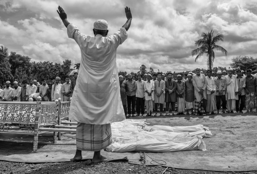 2017年9月29日,一名伊斯兰教士为16名翻越缅孟边境的纳夫河时在翻船意外中死亡的难民祈祷,并进行丧礼。