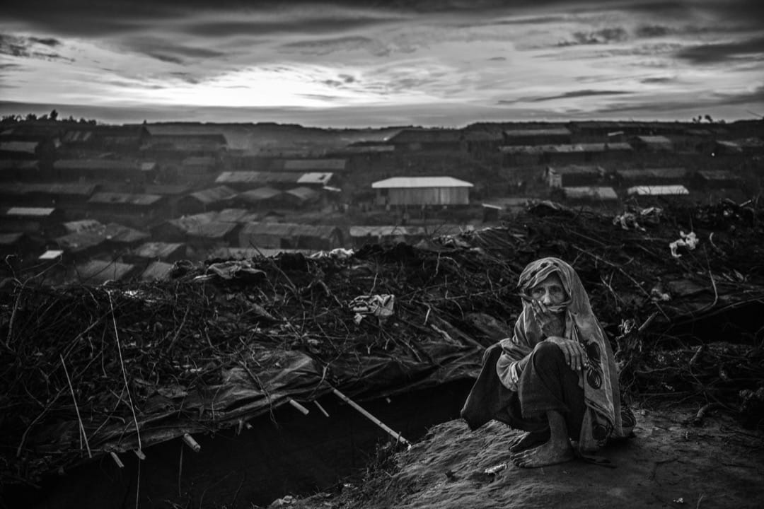 2017年9月22日,一名罗兴亚难民妇女坐在孟加拉科克斯巴扎尔县的一个难民营里。