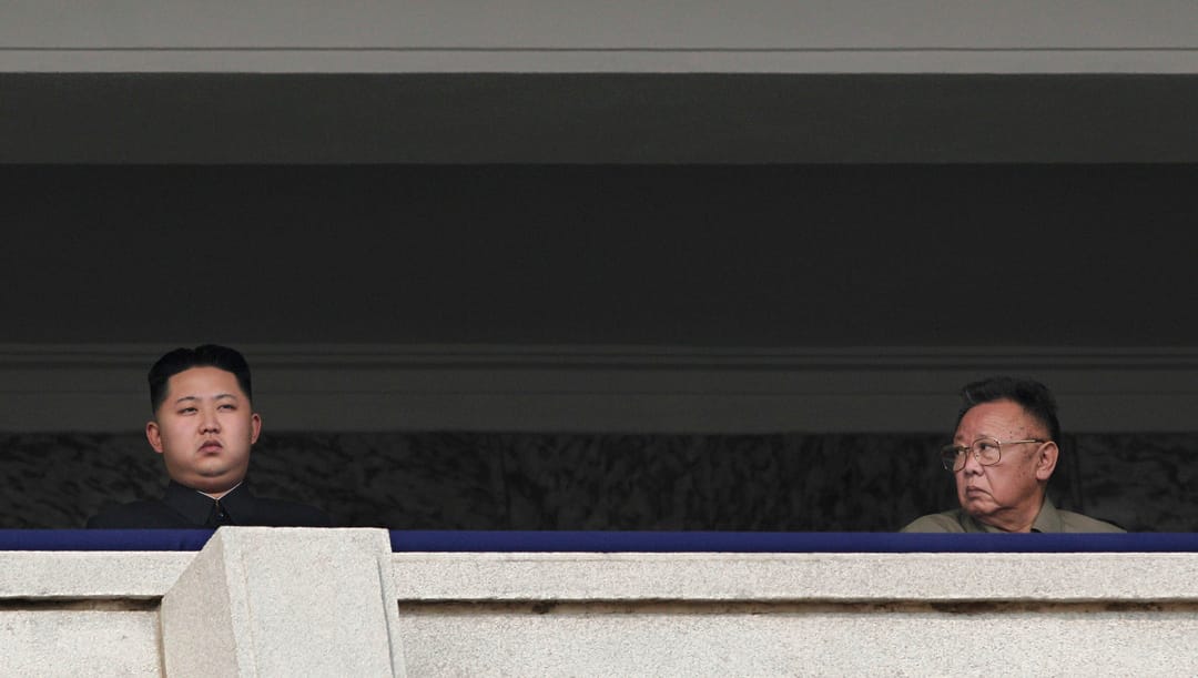 2010年10月10日,北韓領導人金正日和他的兒子金正恩出席紀念北韓勞動黨執政六十五週年紀念巡遊。