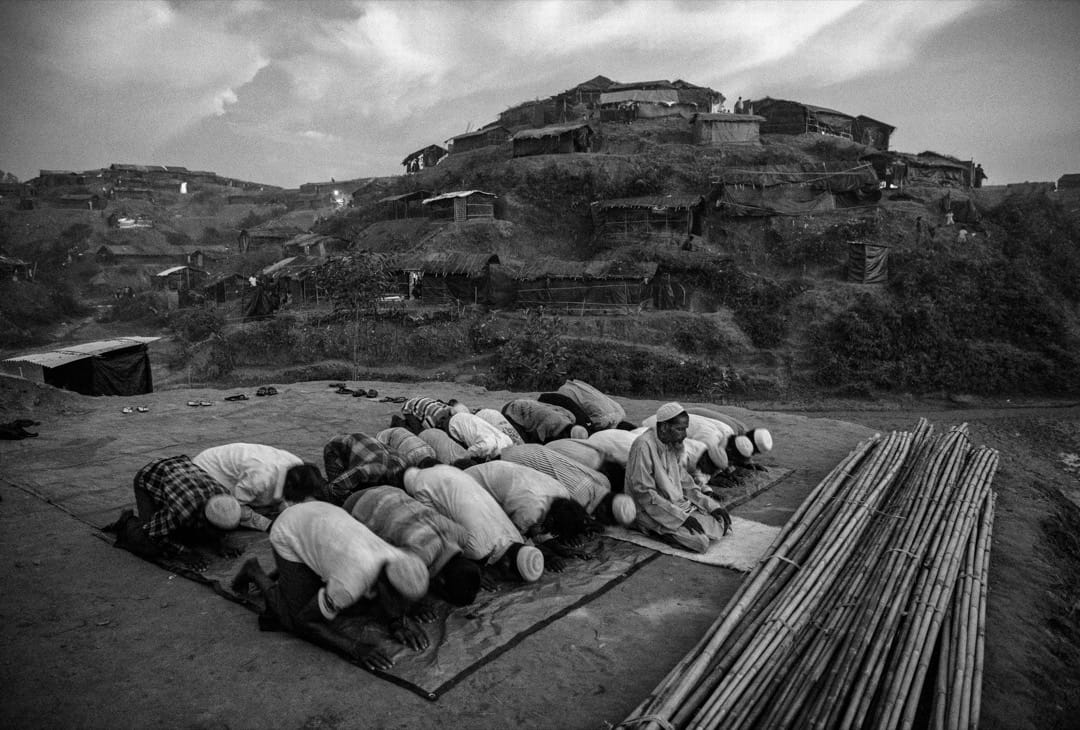 2017年9月25日,罗兴亚难民在孟加拉科克斯巴扎尔县的难民营中进行跪拜仪式,这里将会建设一座清真寺。