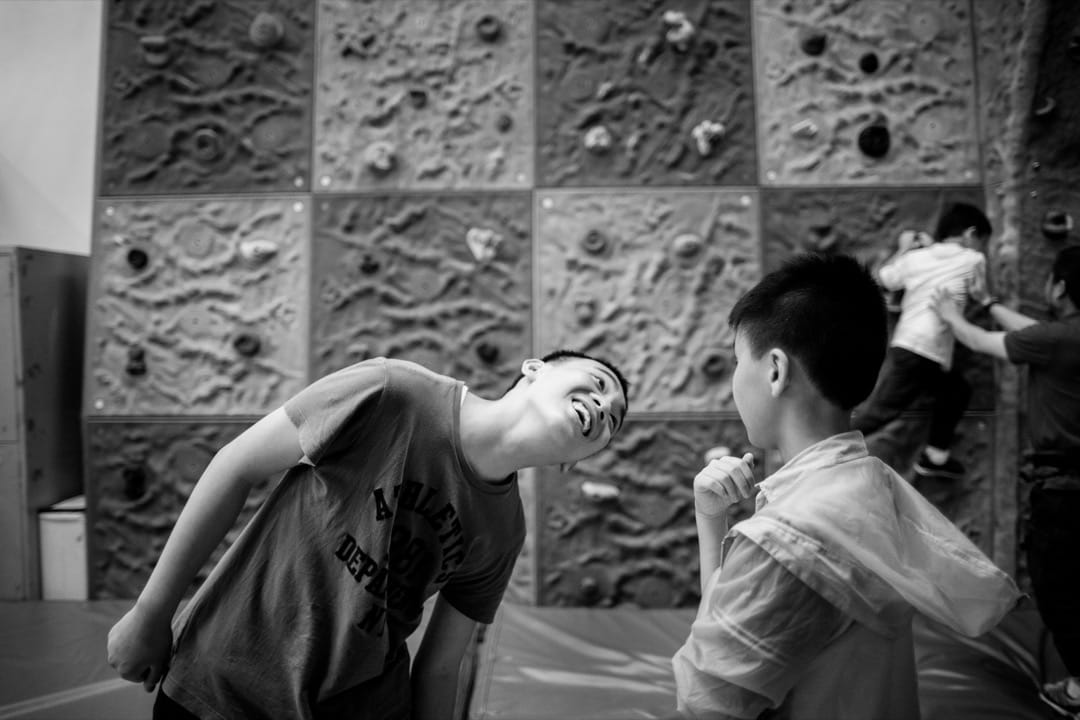 威明學了五年攀石,是攀石課中比較頑皮的學員,這天他特別活躍,不時作弄同學。