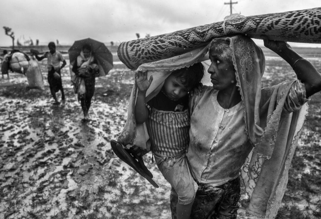 2017年9月28日,一名罗兴亚难民妇人抱著孩子从纳夫河徒步到临时难民营。