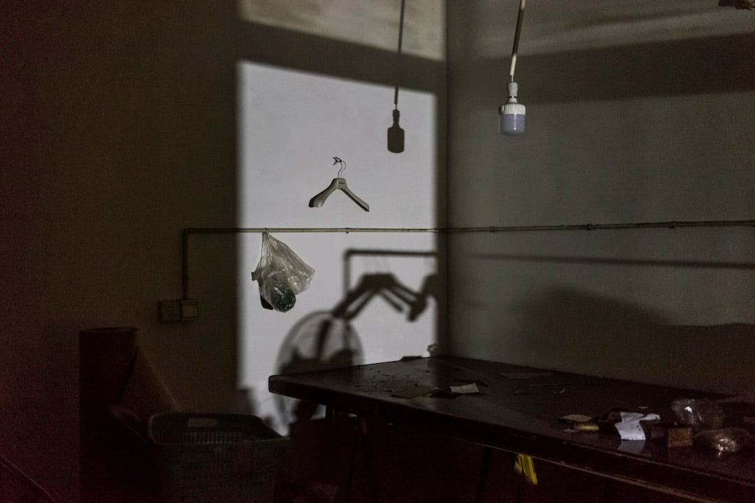 2017年11月25日晚上，新建村一家被搬空的服裝公司辦公室。在限期搬遷的三天時間裏，新建村居民和企業經歷斷水斷電，更有執法人員不間斷上門驅逐。