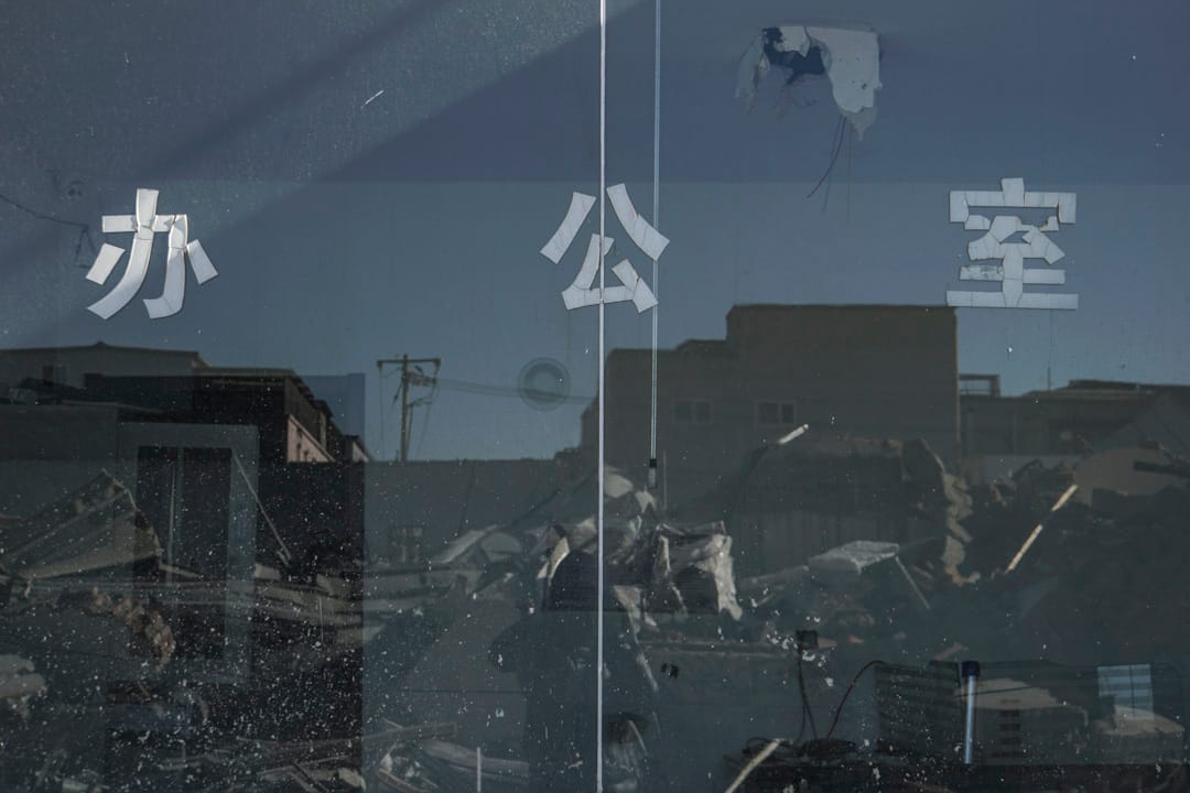 工廠大廈的辦公室,人去樓空。