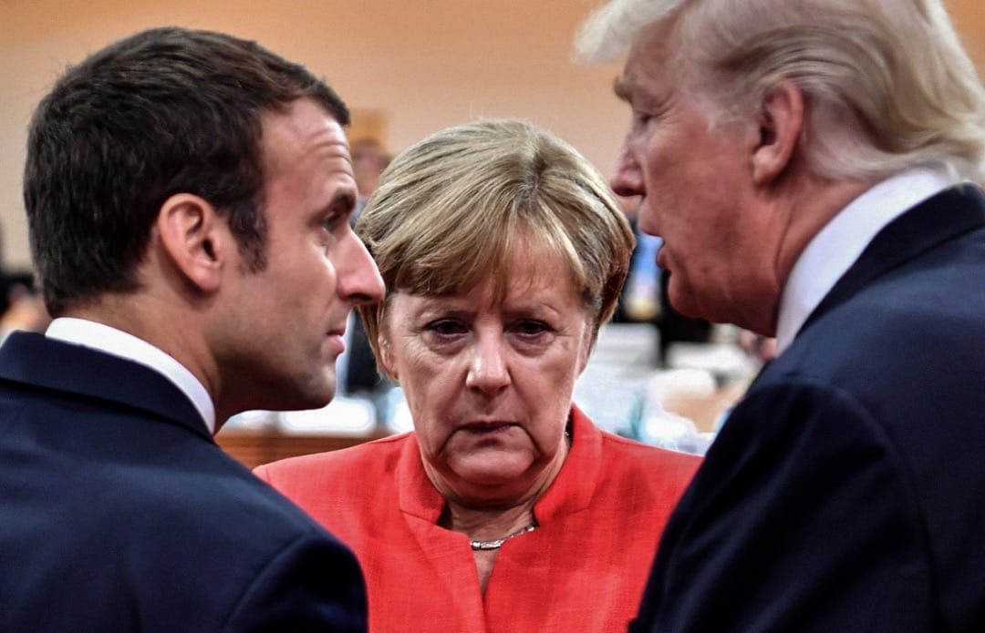 2017年7月7日，在德国汉堡，当地正在举行二十国集团峰会。法国总统马克龙、德国总理默克尔和美国总统特朗普在第一次工作会议展开前夕互相寒暄。