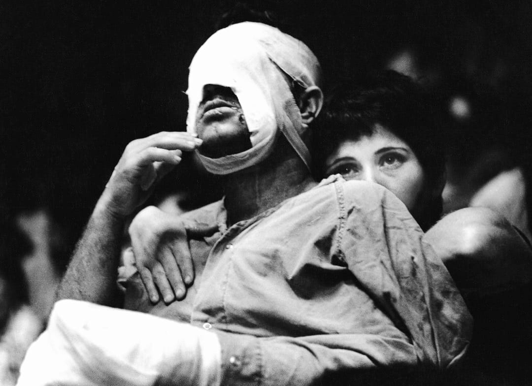 1973年，贖罪日戰爭之後，一名女子在以色列擁抱一名手臂和頭部綁有繃帶的男子。