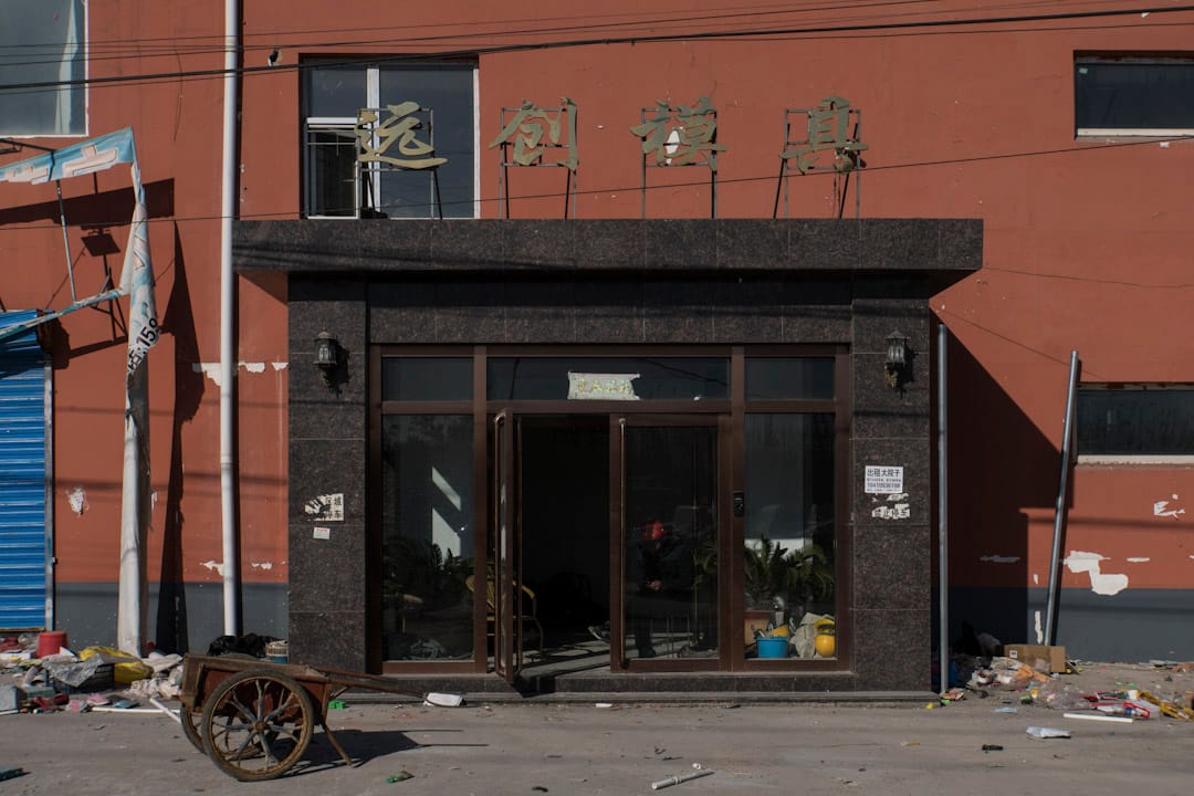 有拆遷工人坐在村裏還沒被拆的建築物裡休息。