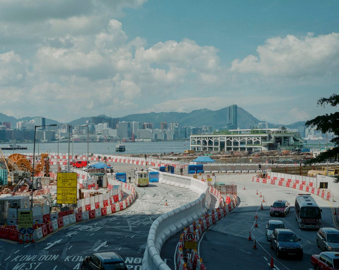 2017年6月，習近平訪港第二天，灣仔會議展覽中心附近的水馬擺放在馬路上，形成一條曲線。