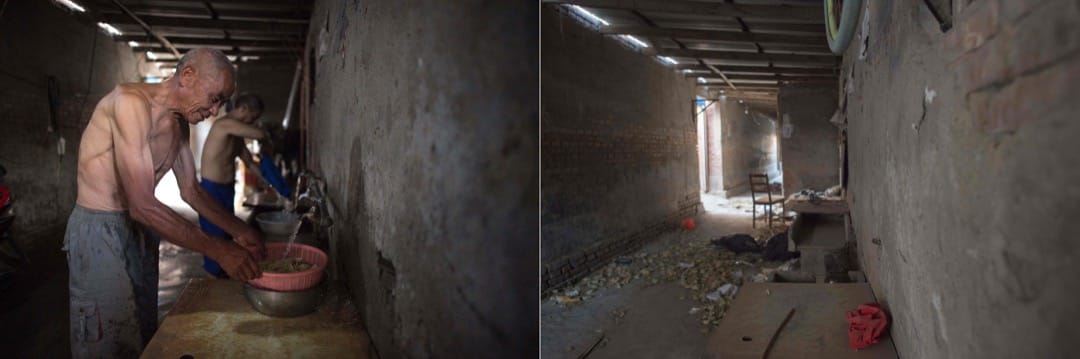 2017年8月17日,一名男子赤著身子在屋外的公用水槽中洗碗。