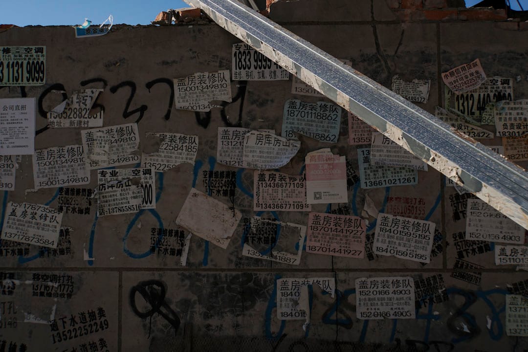 還沒倒下的建築物牆壁上,貼滿蓋房子和裝修的廣告。