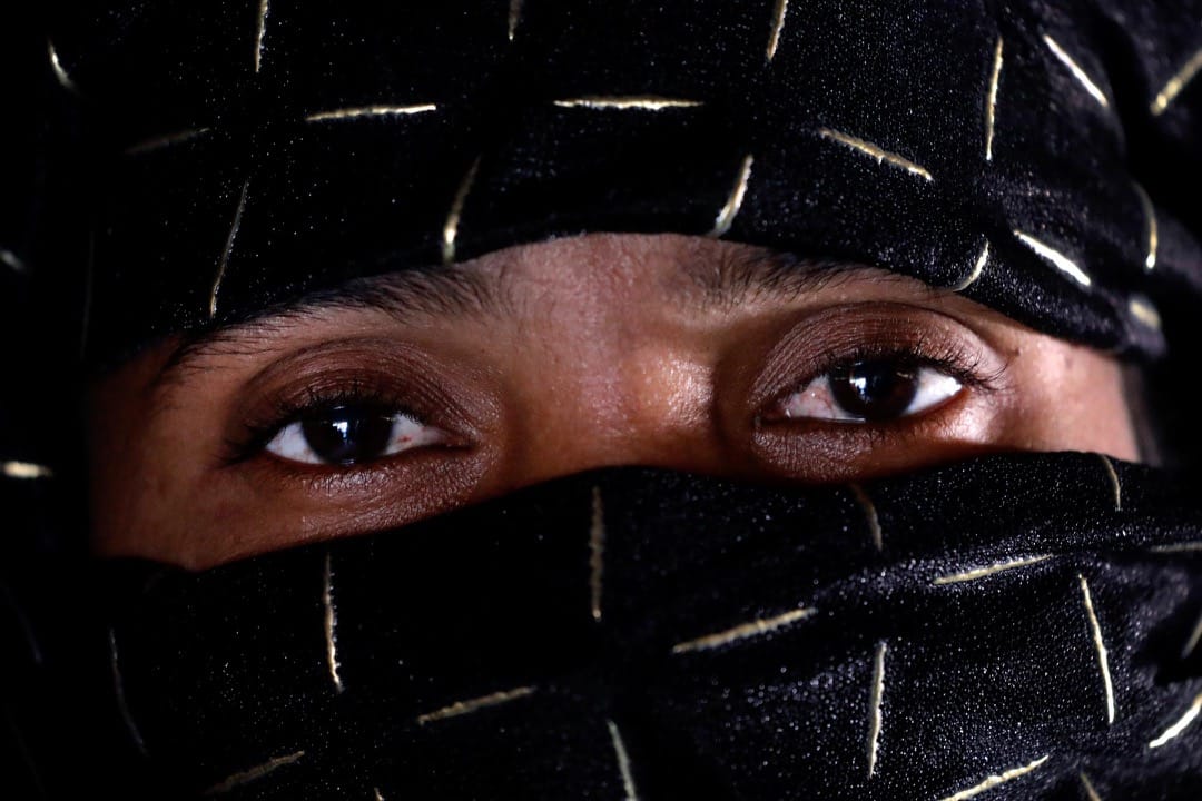 八月的一个早上，士兵将N所住的村庄包围，十八名士兵闯进她家，把她和她嫂子和外母拖到村庄的中心，抢去她们的首饰。其后，三名男子把N带到山头殴打，又拿出小刀恐吓她，最后他们将N的衣服扯掉，轮奸了她。当时N太害怕了，不敢还手。事后男子们把N弃置在山头。N回到家后并没有把事件告诉任何人，她身体和心灵受的痛，只有哑忍。