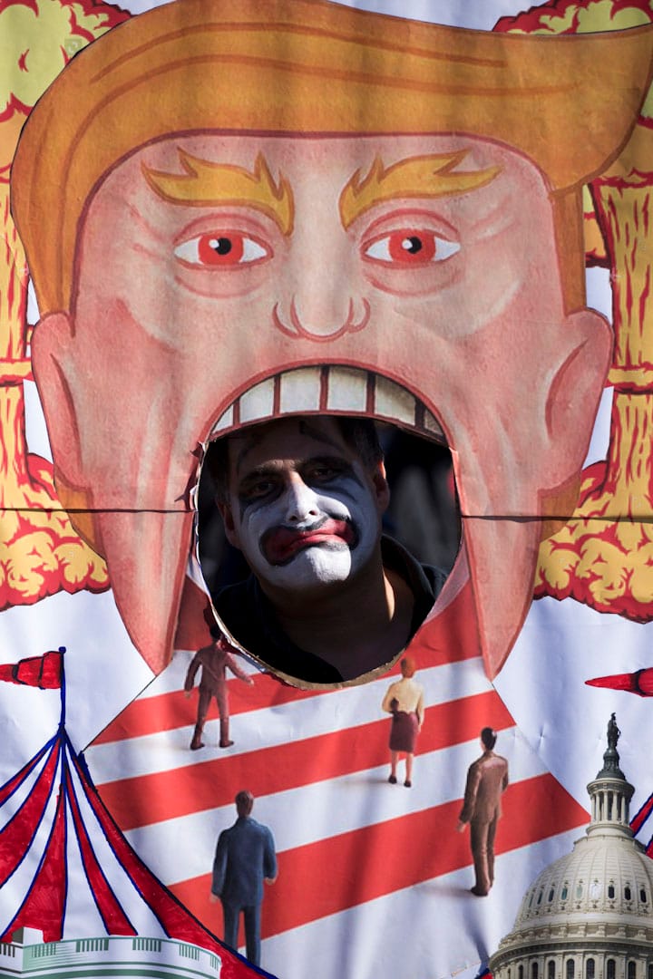 三藩市，49岁的Gil Mendez拿著自制特朗普纸牌参与2018年度女性大游行。