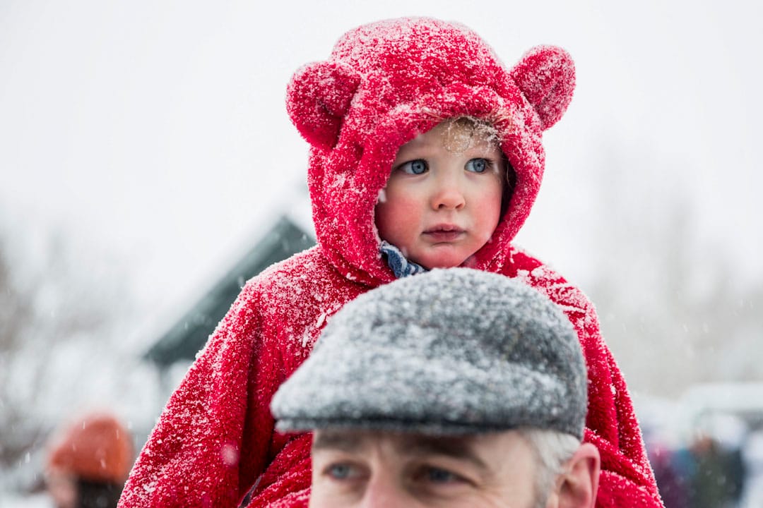 犹他州帕克城，Stephen Richardson带同他一岁大的孩子Arlow参与2018年度女性大游行。