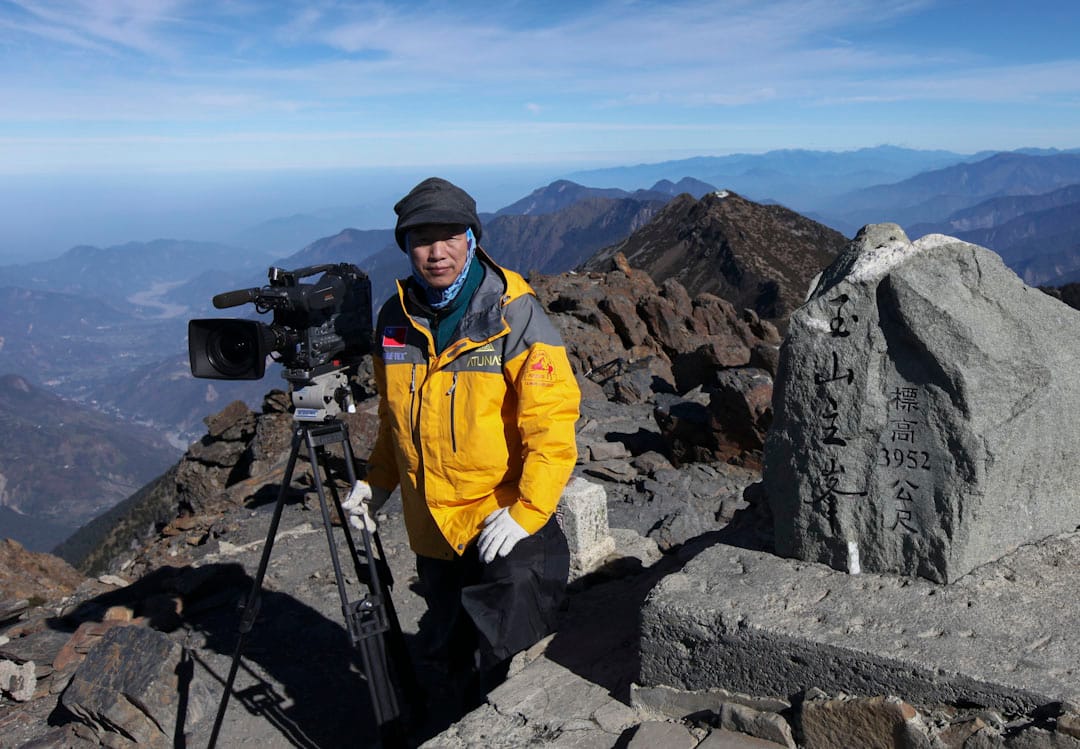 2009年12月9日,柯金源在玉山主峰拍摄高山生态。