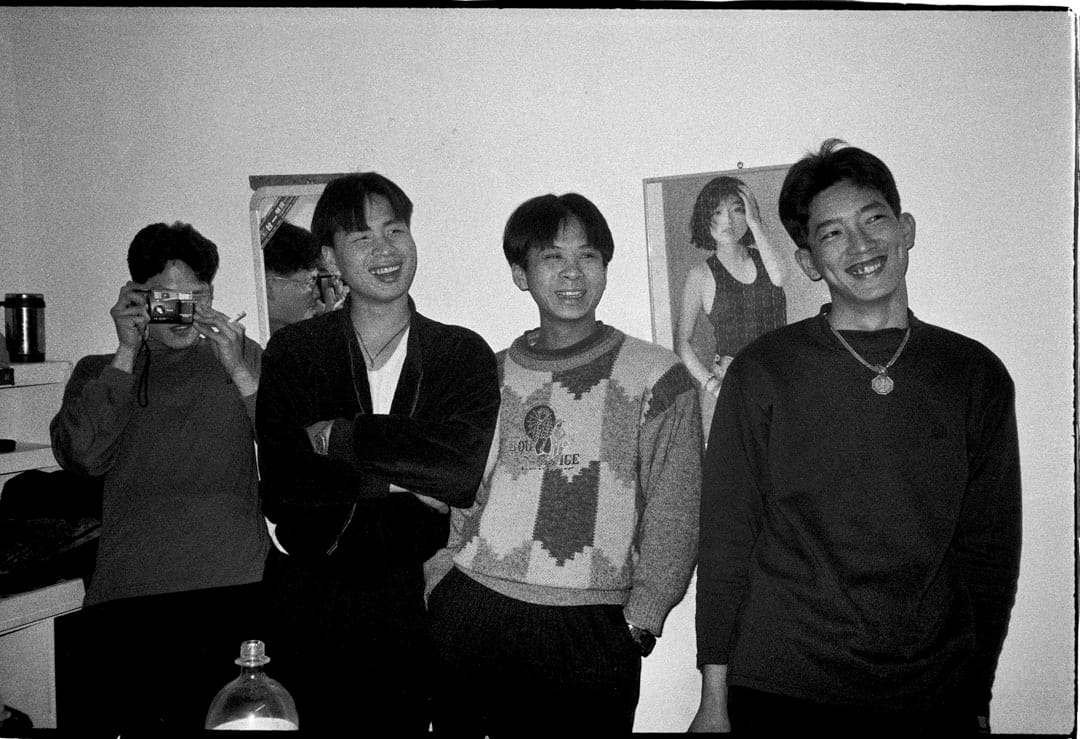 幫大家拍張照吧!美女在這裡,看這邊啦!三位大哥?