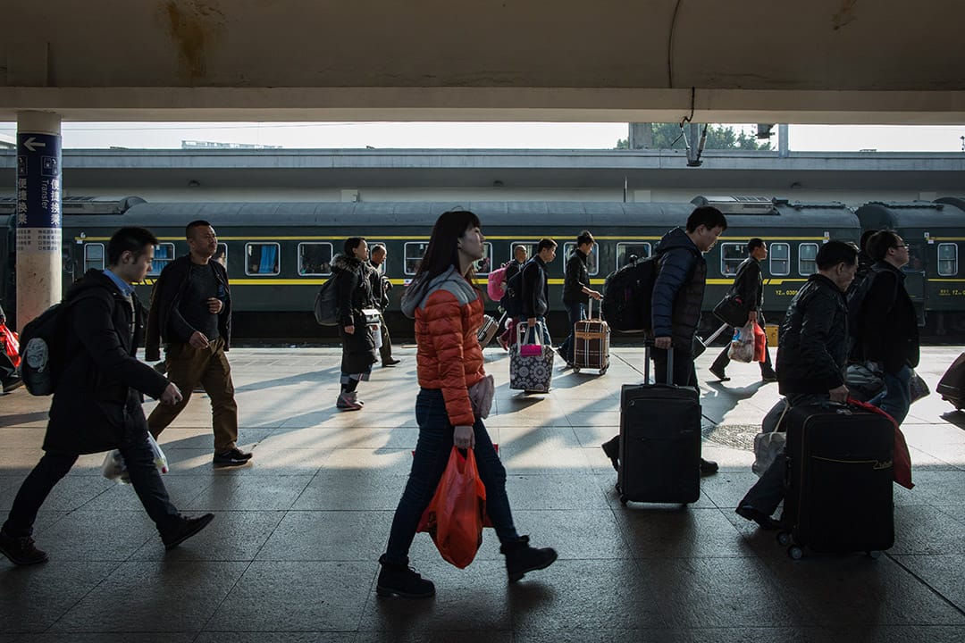 廣州站站台上,乘客趕忙上車。