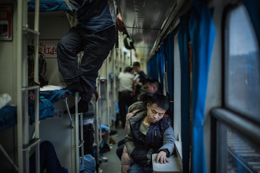 硬臥的乘客,睡眼惺忪坐在窗邊。