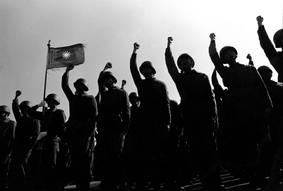 閱兵典禮結束後的集體呼口號,90年初的軍中口號是「奉行三民主義,服從政府領導,保衛國家安全,完成統一大業。」