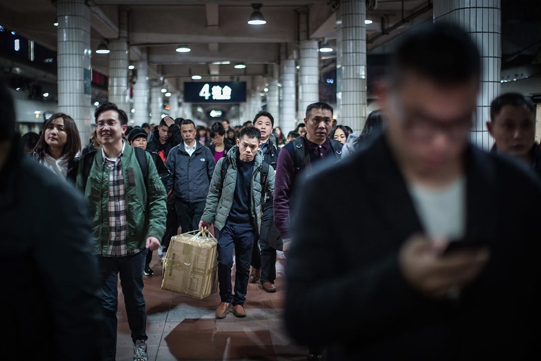 廣州東火車站,乘客帶著大包小包的行李回家。