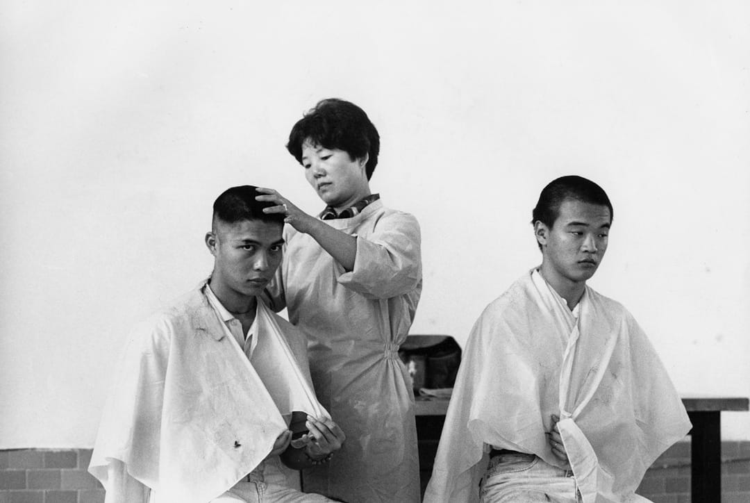 入營報到的新兵,面對的第一件事:剃光頭。