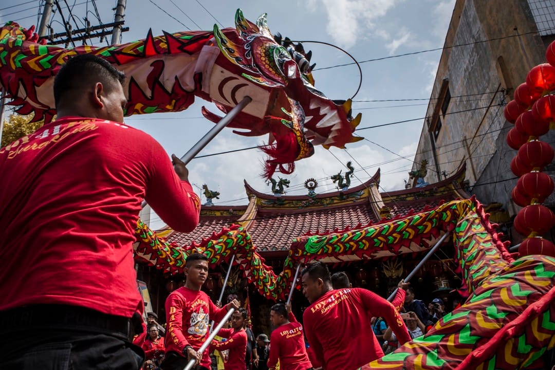 2018年2月11日,印尼梭罗市,表演者在 Tien Kok Sie 寺前上演舞龙表演,迎接农历新年来临。