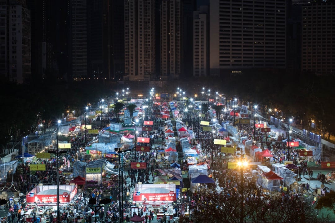 2018年2月16日,随著年初一的太阳逐渐升起,在香港维多利亚公园举行的年宵市场亦开始步入尾声,摆卖的摊档都纷纷尽最后努力把货品都卖光。