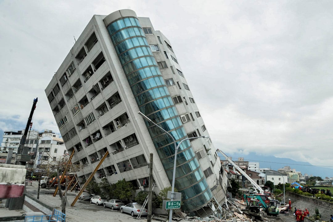 下午一時,雲翠大樓因強震嚴重傾斜。