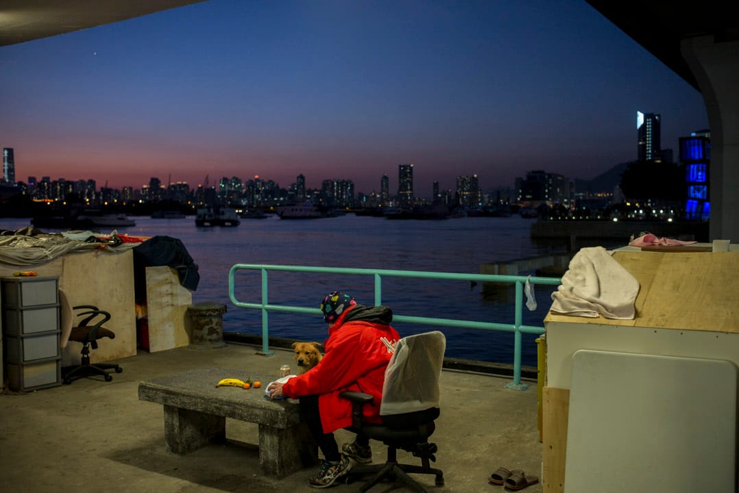 劉伯因爲與家人不和以及經歷酗酒,而選擇搬出來自己租住板間房,亦已申請公屋輪候了兩年,但由於不能應付租金,衹好選擇露宿。