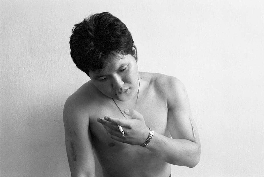 幫中士熊正燐拍照時,他堅持要把上衣脫掉,露出青春的肉體和厚實的胸膛,並且點了煙,在鏡頭前擺出酷酷的模樣!