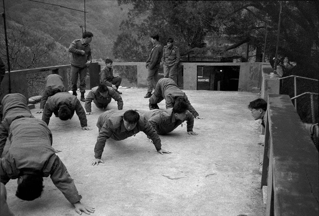 嚴肅神聖的連集合場,是犯錯菜鳥收起嘻板笑臉的地方。