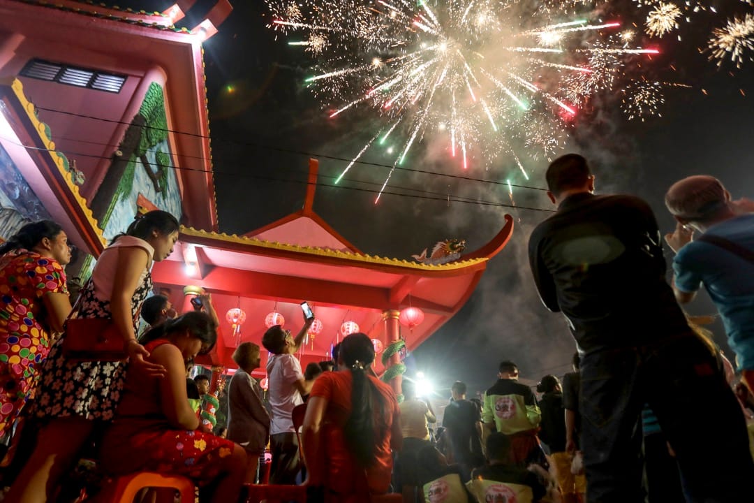 2018年2月16日,印尼棉兰,人们到 Pak Pie Hut Cou 寺观看农历新年烟花。