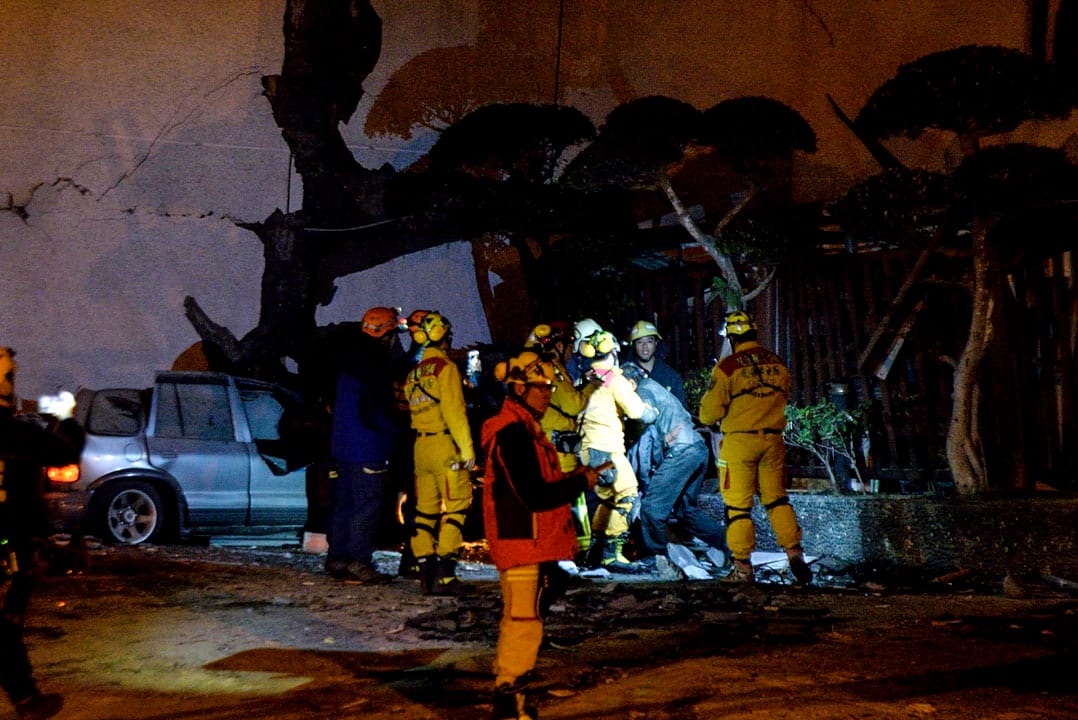 凌晨四時三十分,搜救人員在統帥大飯店內找到生還者陳明輝。