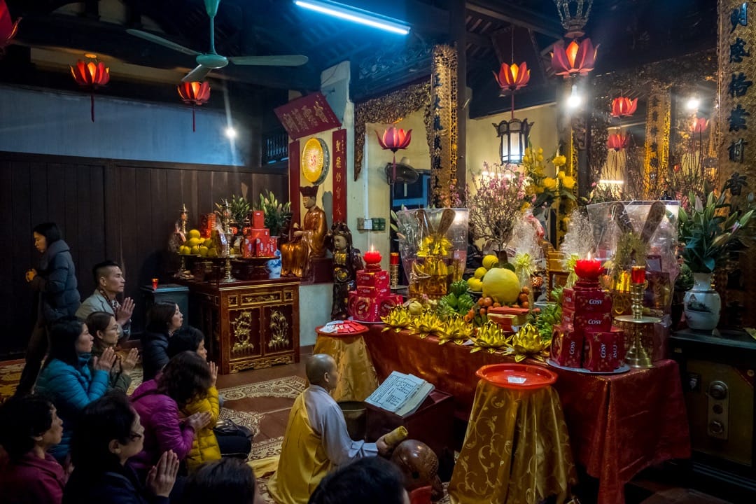 2018年2月16日,越南河内,人们在农历年初一到老城区的一所寺庙拜神。