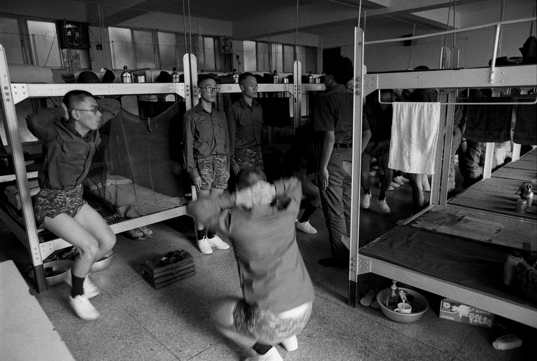 內務檢查不合格的入伍新兵,在寢室內被班長罰交互蹲跳。