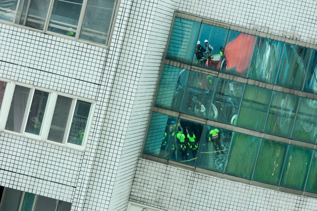 中午十二點 ,救災人員在雲翠大樓評估現場環境。