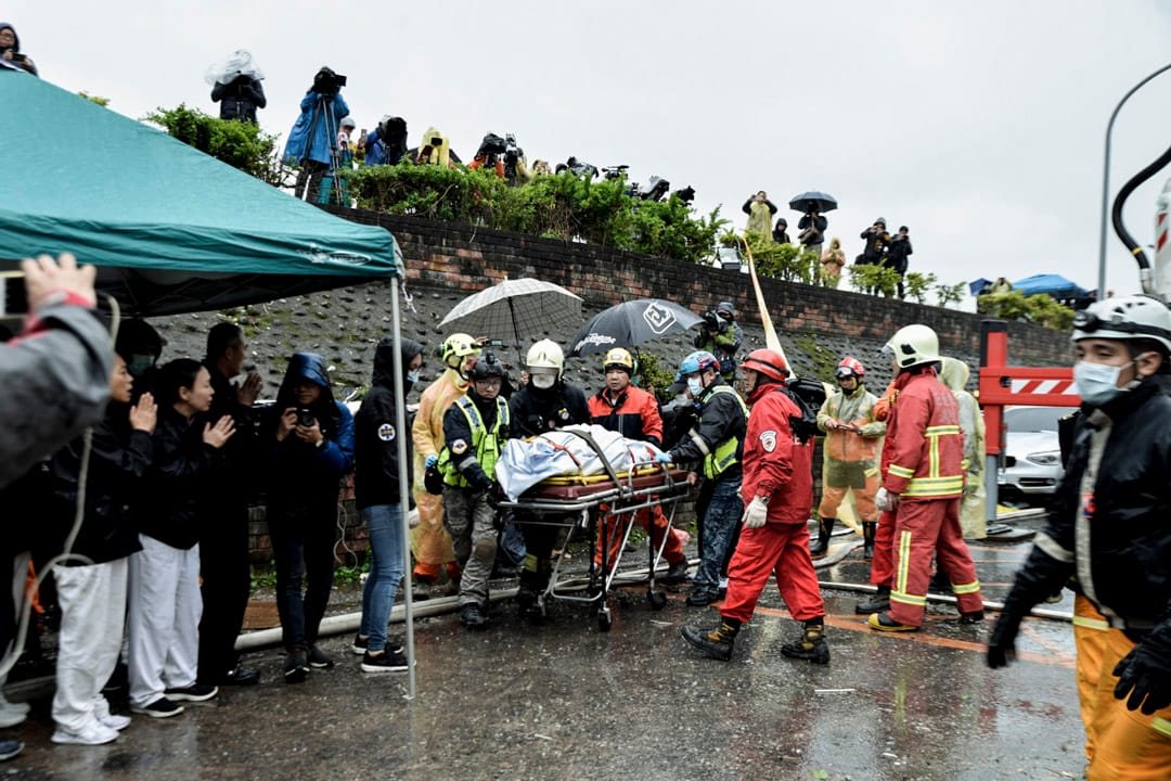 下午三時十五分,雲翠大樓現場,遺體由搜索人員帶離現場。