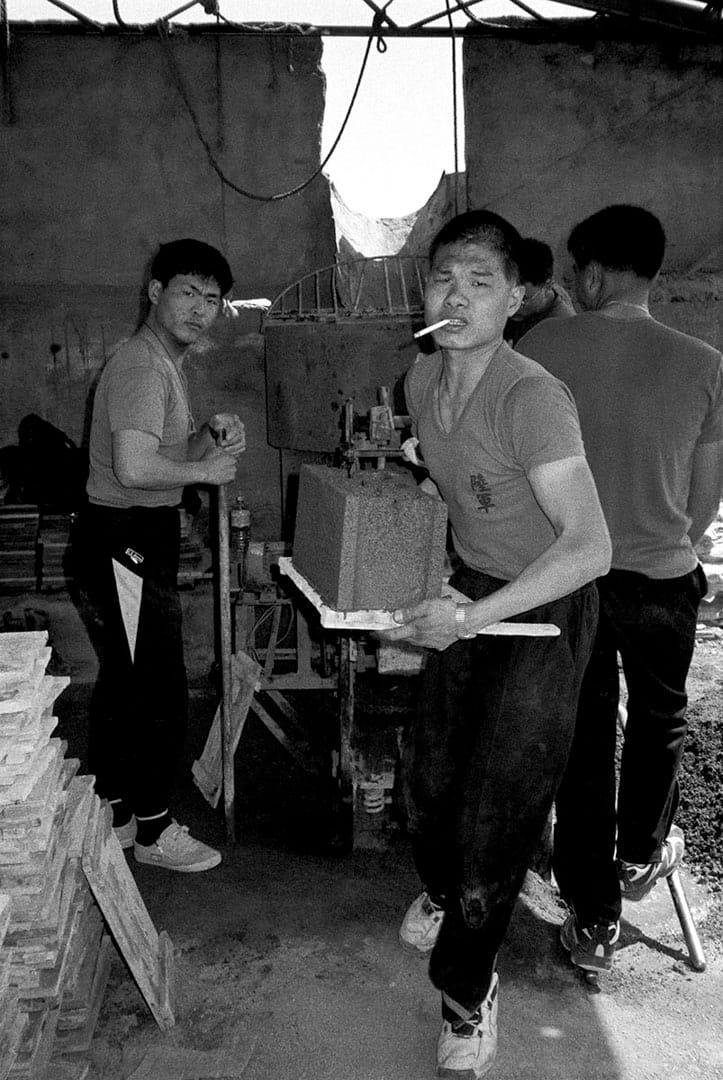 外島蓋房子,磚頭都必須自己做,一包水泥加兩立方的沙,大約可以做出二十多塊空心磚。